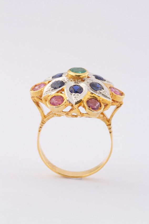 cocktail ring met smaragd, roze en blauwe synth. saffier
