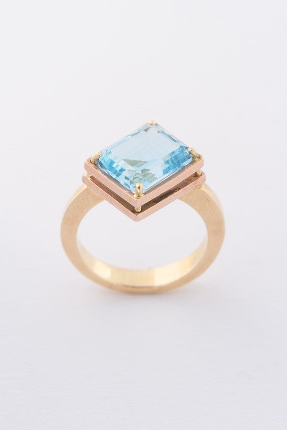 Gouden ring met topaas