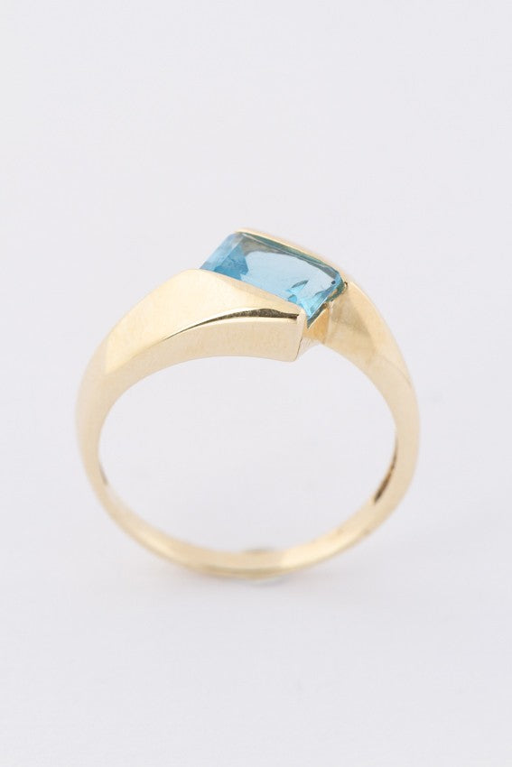 Gouden ring met topaas