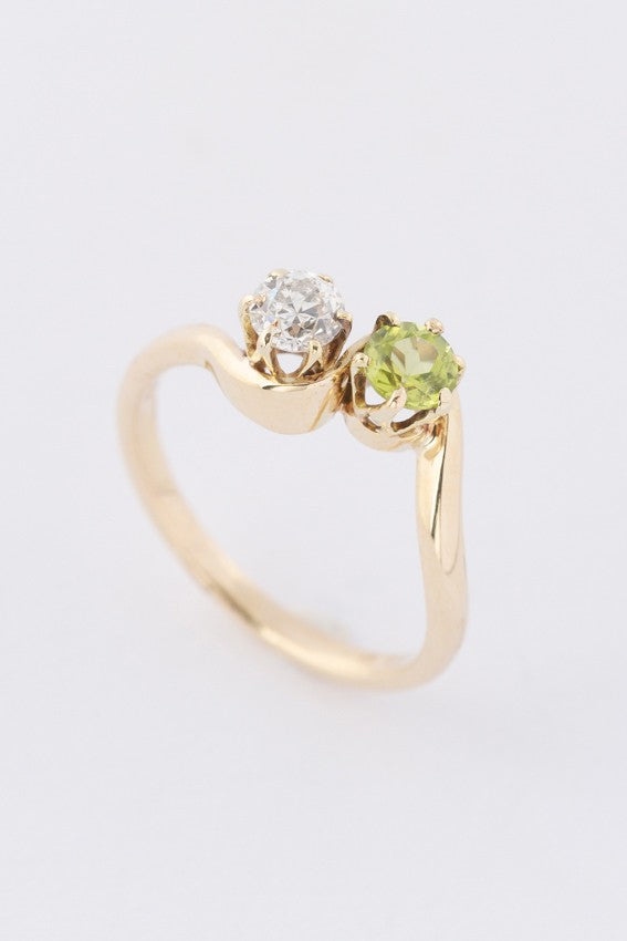 Gouden slag ring met een peridoot en briljant
