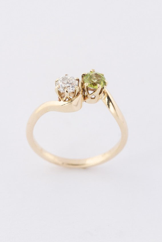 Gouden slag ring met een peridoot en briljant