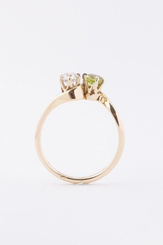 Gouden slag ring met een peridoot en briljant