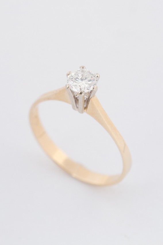White/yellow gold solitaire ring with a brilliant
