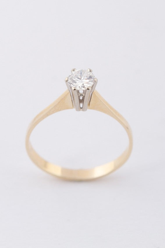 White/yellow gold solitaire ring with a brilliant