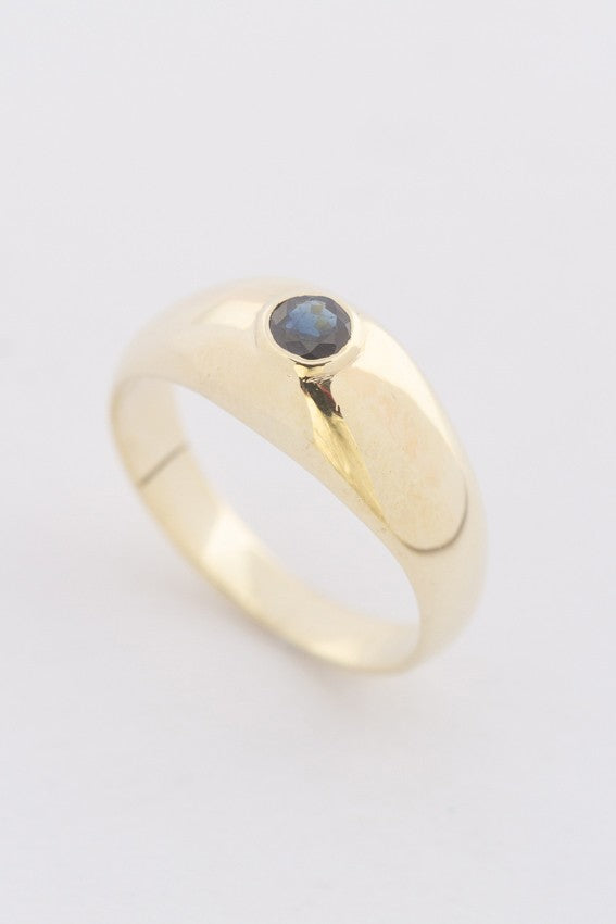 Gouden bandring met saffieren