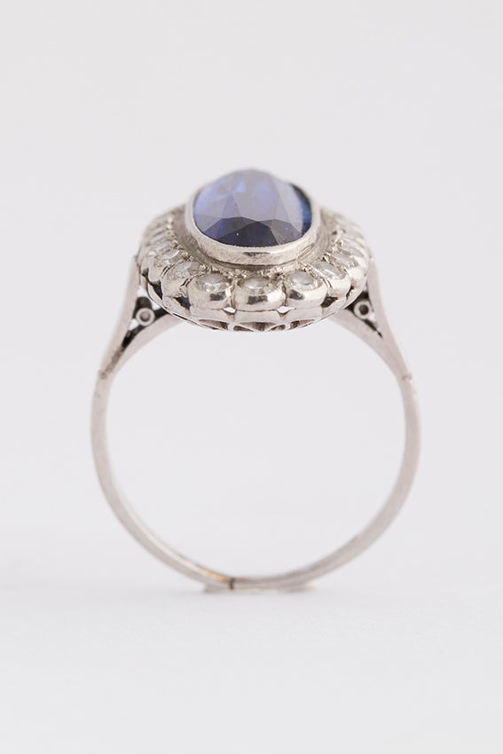 Platina ring met synth. saffier en diamant