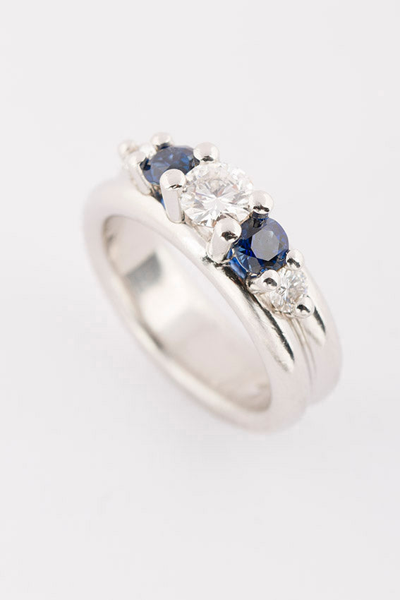 Solid platinum ring with 3 brilliants and 2 sapphires