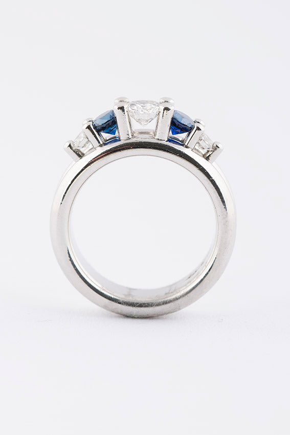 Massieve platina ring met 3 briljanten en 2 saffieren