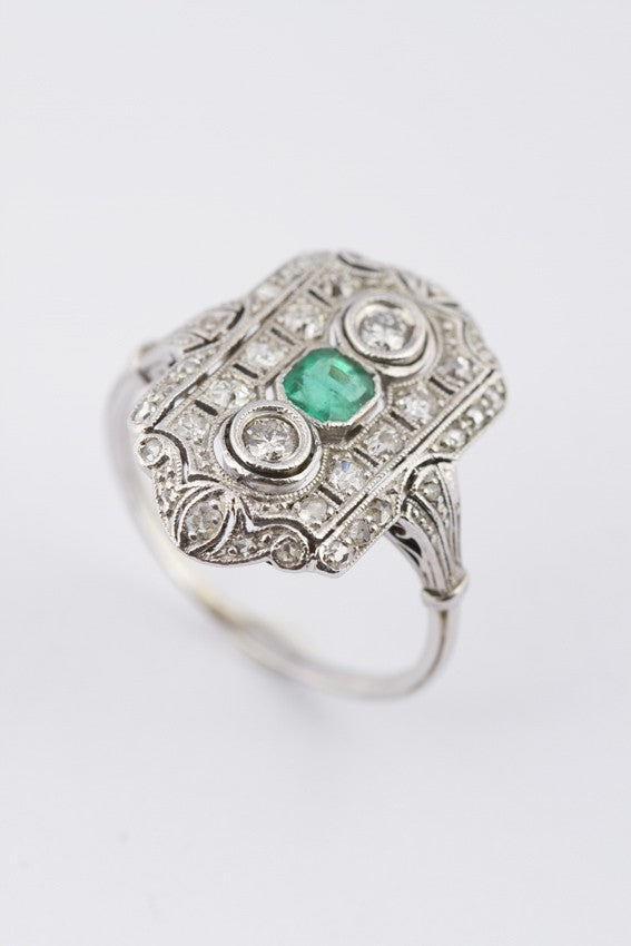 Antique platinum Art Deco ring with emerald