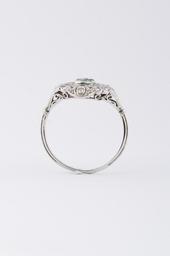 Antieke platina Art Déco ring met smaragd