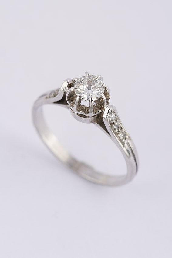 Platinum solitaire ring with a brilliant and diamonds