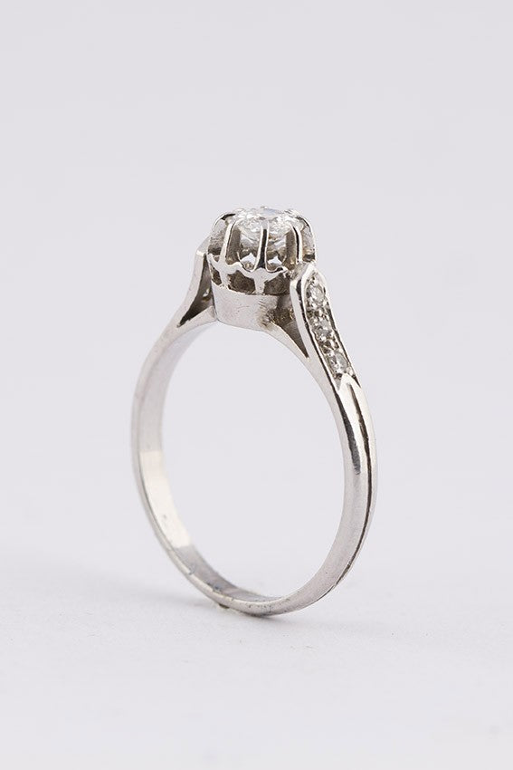 Platina solitair ring met een briljant en diamanten