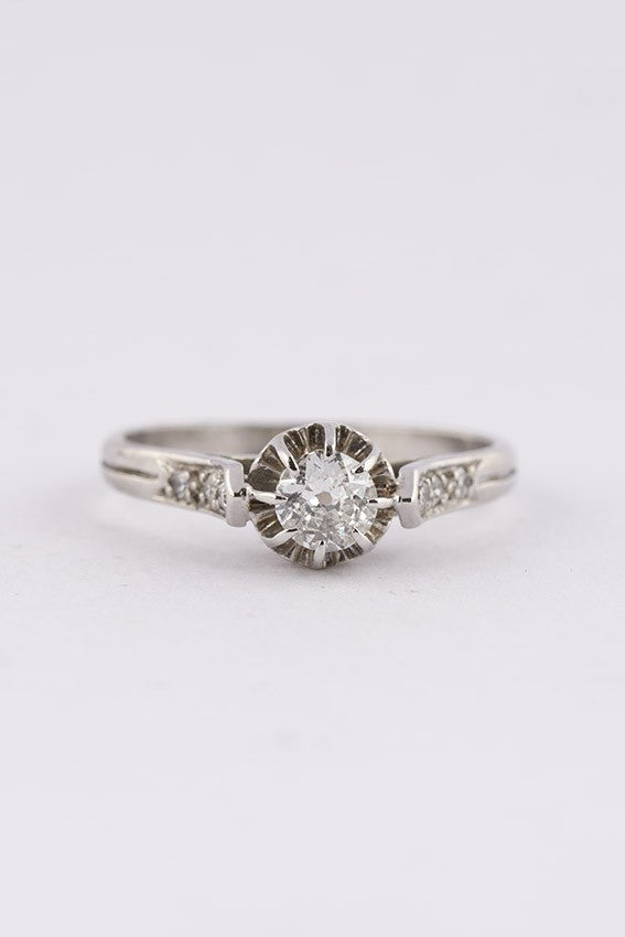 Platinum solitaire ring with a brilliant and diamonds
