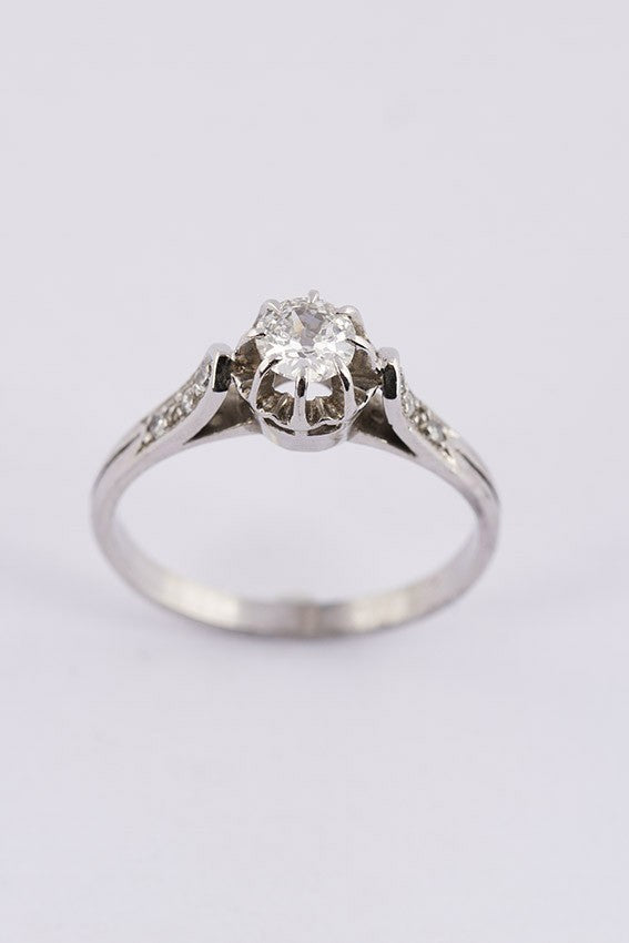 Platinum solitaire ring with a brilliant and diamonds