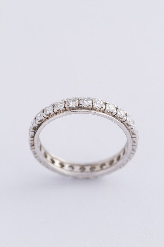 Platina alliance ring met 26 briljanten. Totaal ca. 1.00 ct.