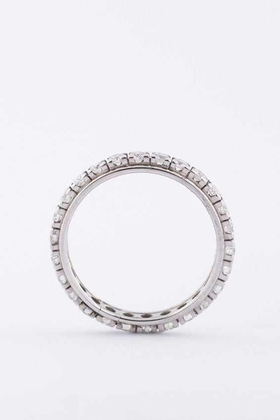 Platina alliance ring met 26 briljanten. Totaal ca. 1.00 ct.