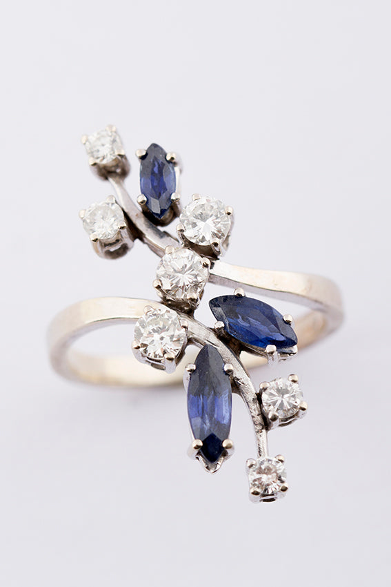 Wit gouden slagring met briljant en saffier