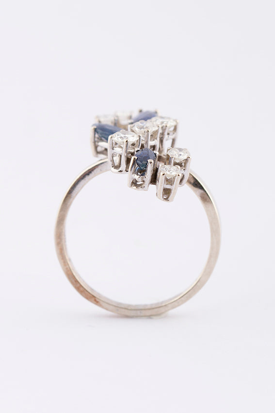White gold ring with brilliant and sapphire