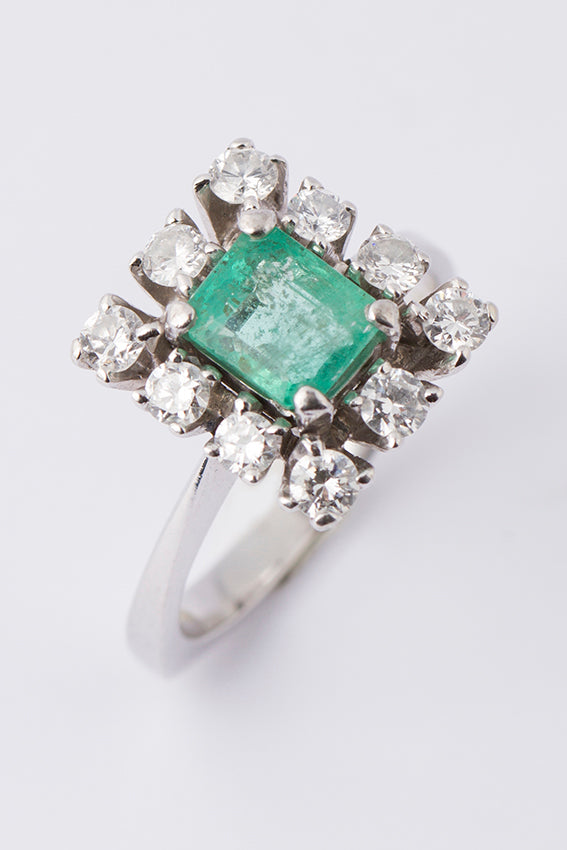 Entourage ring with emerald