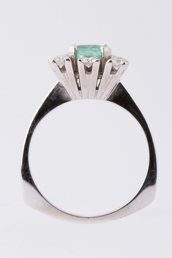 Entourage ring with emerald