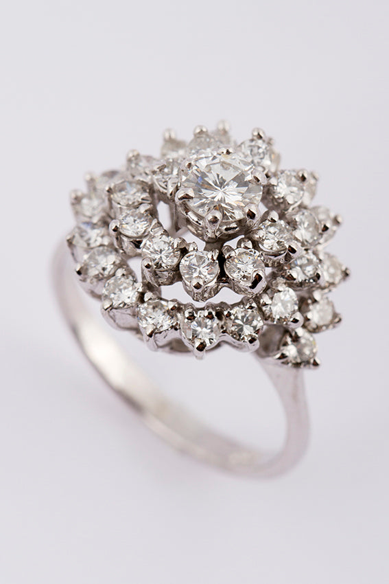 Wit gouden entourage ring met 31 briljanten