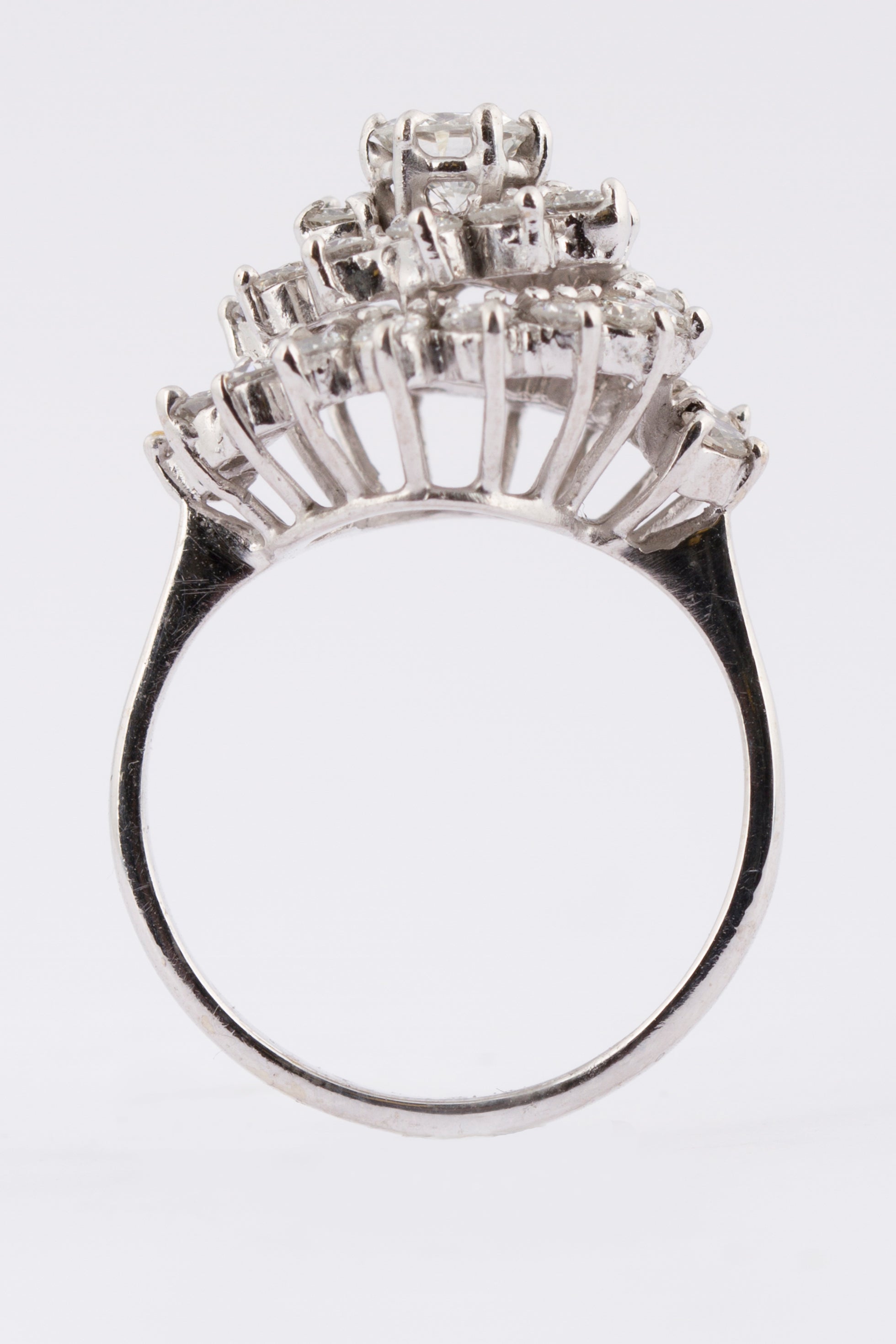 Wit gouden entourage ring met 31 briljanten