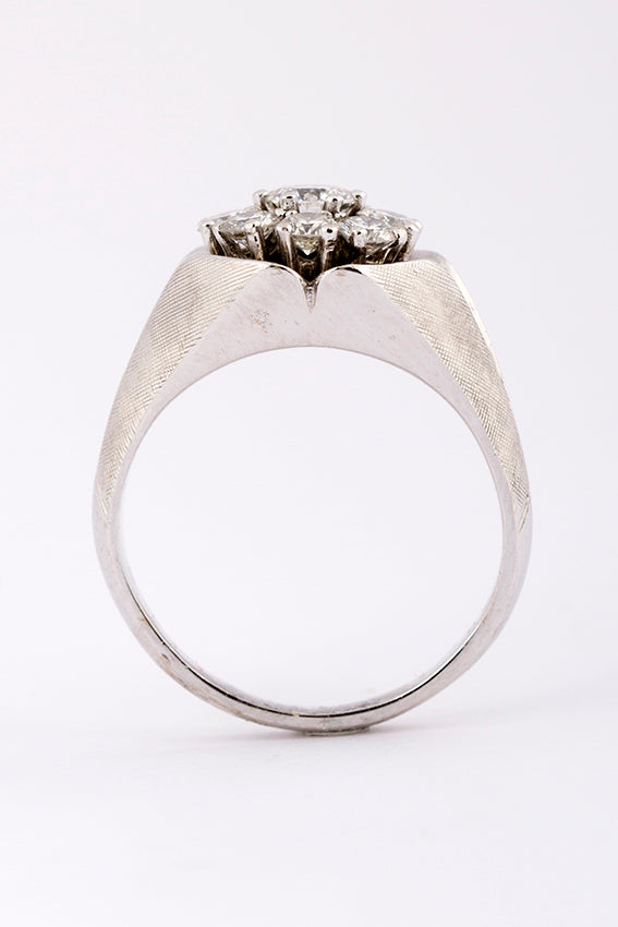 Wit gouden entourage ring met briljanten