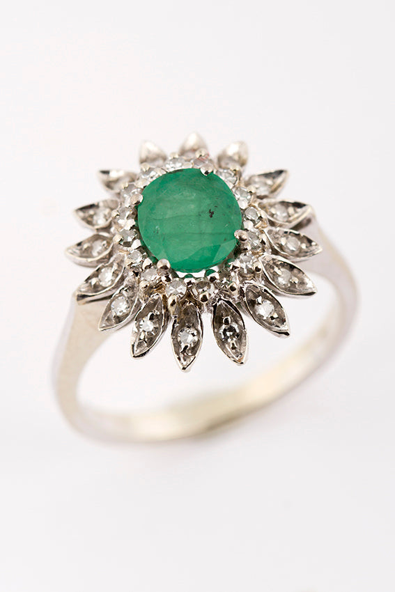 Wit gouden entourage ring met smaragd en briljant