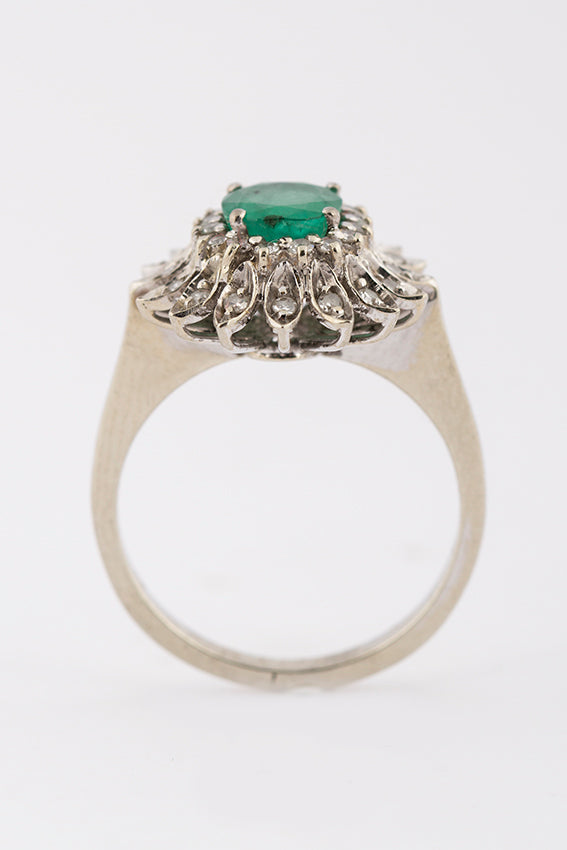 Wit gouden entourage ring met smaragd en briljant