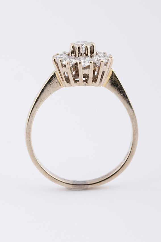 Wit gouden entourage ring met briljanten