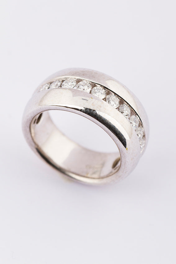 White gold band ring with 10 brilliants