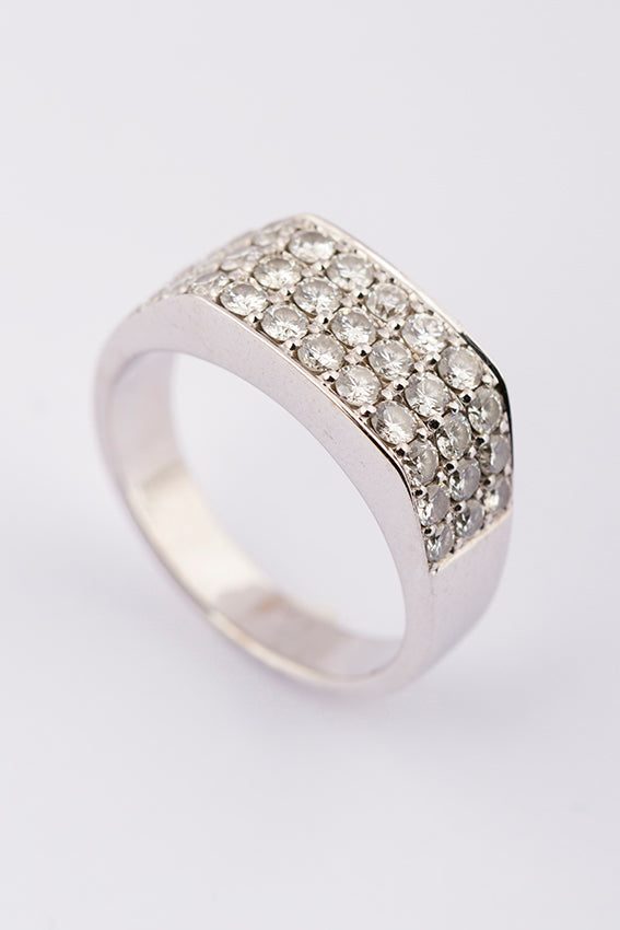 Wit gouden bandring met 33 briljanten