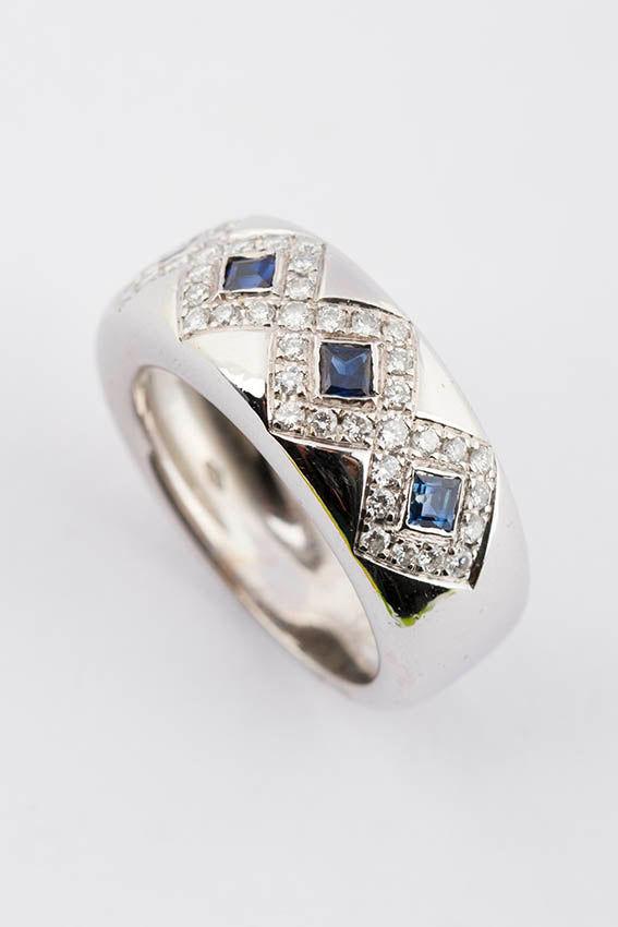 Wit gouden bandring met saffier en briljanten