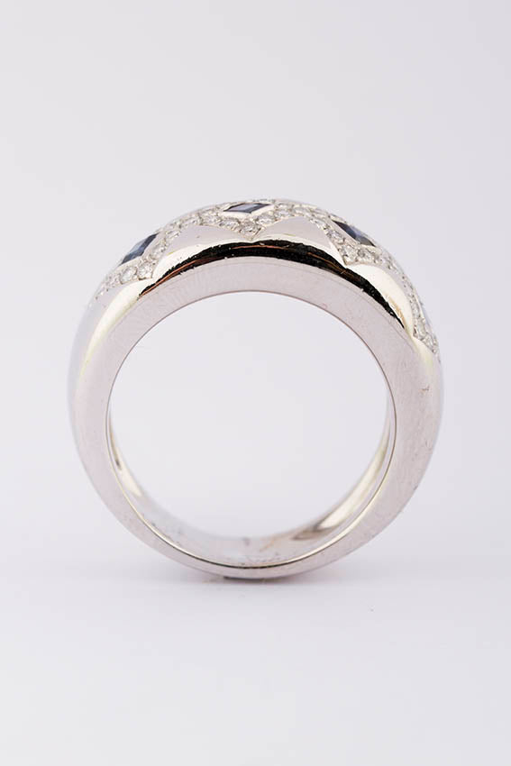 Wit gouden bandring met saffier en briljanten