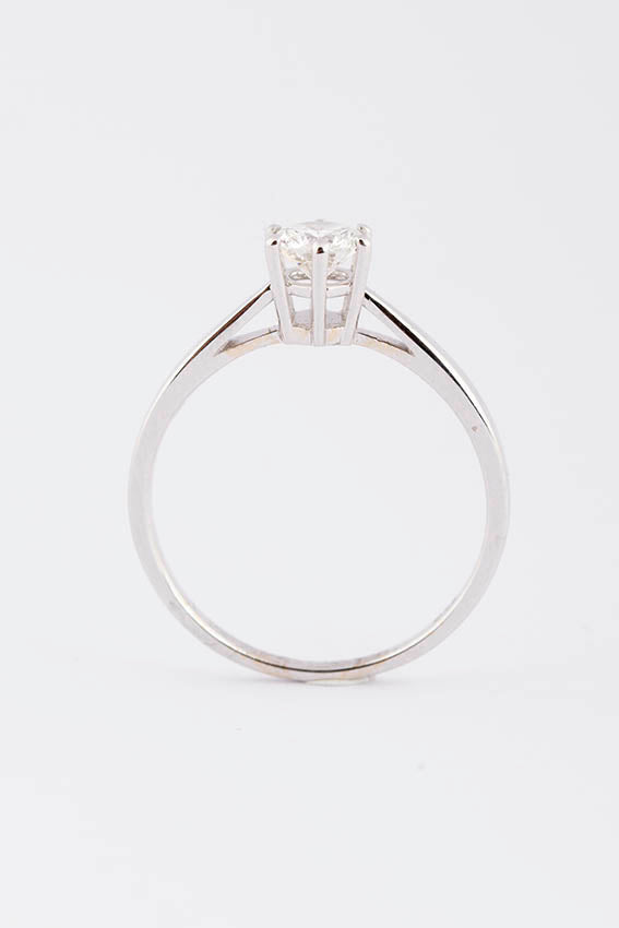 Solitair ring met een bolsjewiek geslepen briljant