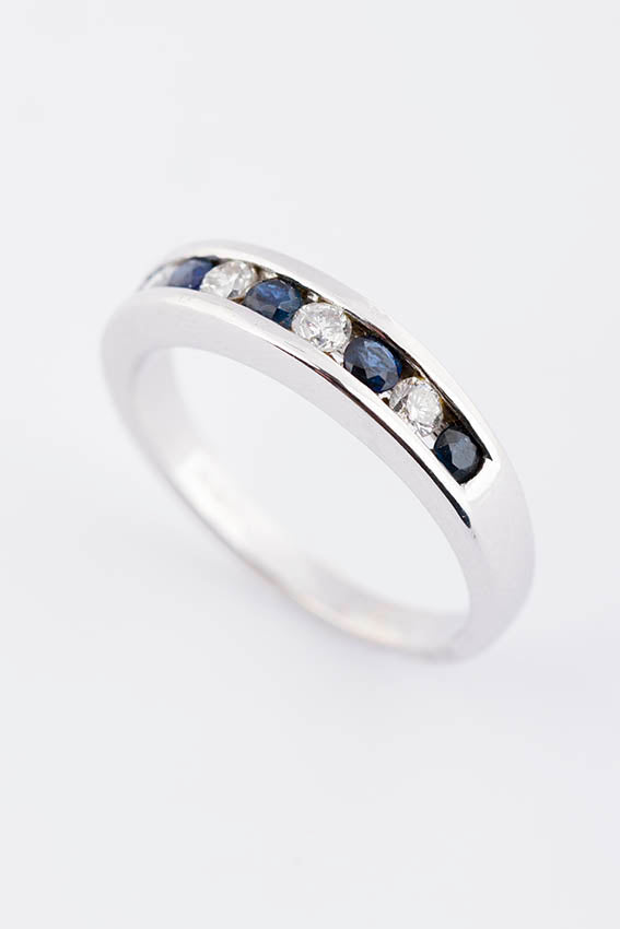 Row ring with sapphire and brilliant