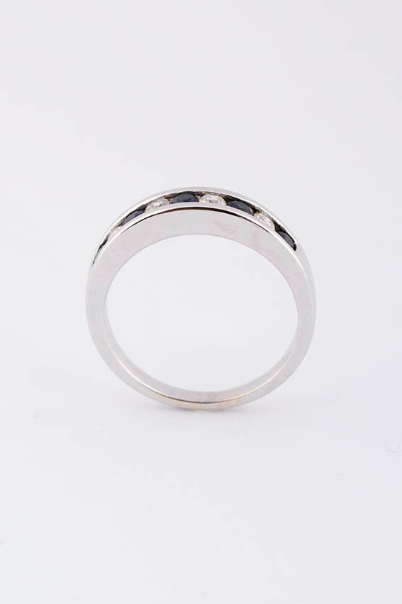 Row ring with sapphire and brilliant