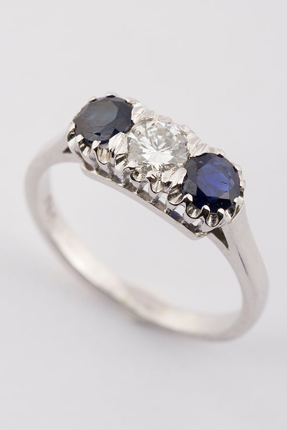 White gold row ring with brilliant and sapphires