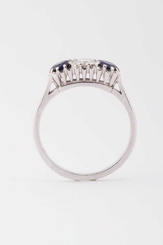 White gold row ring with brilliant and sapphires