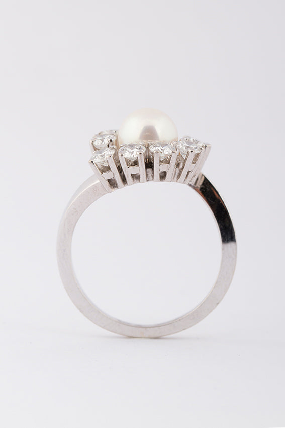 Striking ring with cultured pearl and brilliant