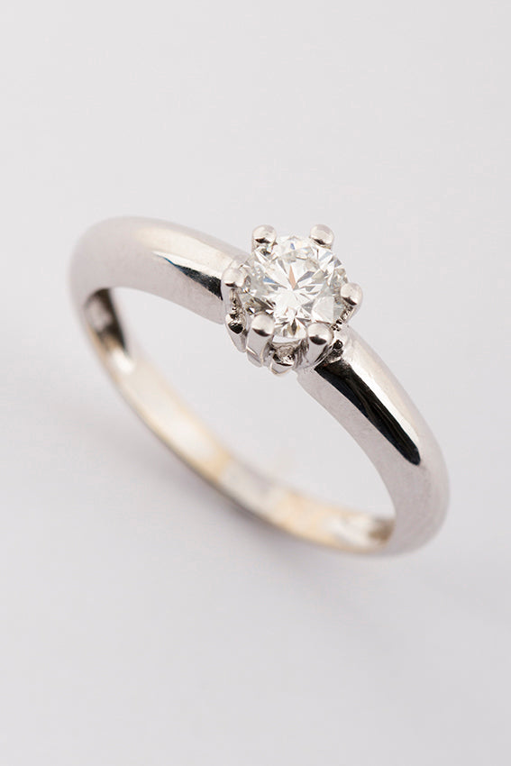 Solitaire ring with brilliant