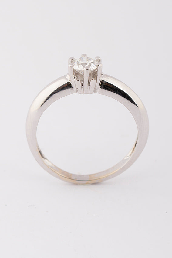 Solitaire ring with brilliant