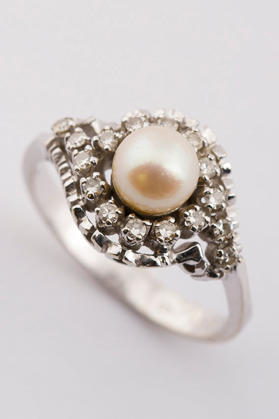 Ring with cultured pearl and brilliants