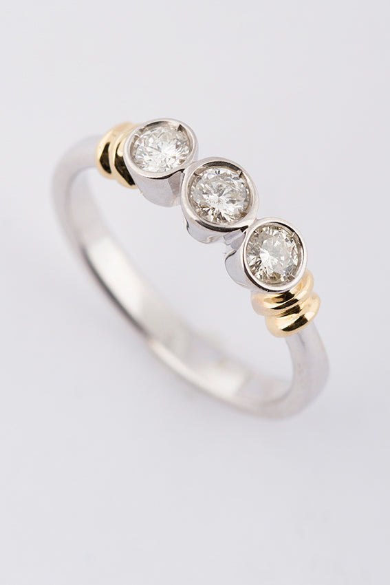 White/yellow gold row ring with brilliant