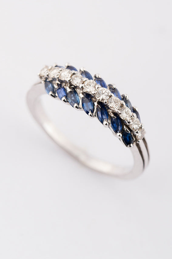 White gold row ring with sapphire