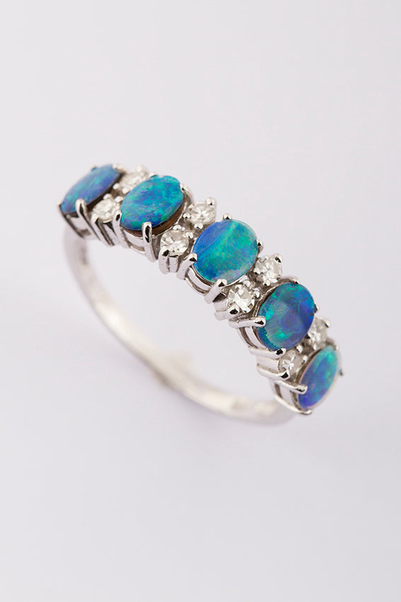 Ring with opal triplet