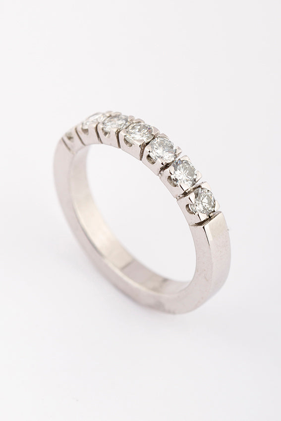 Wit gouden rij ring met 7 briljanten
