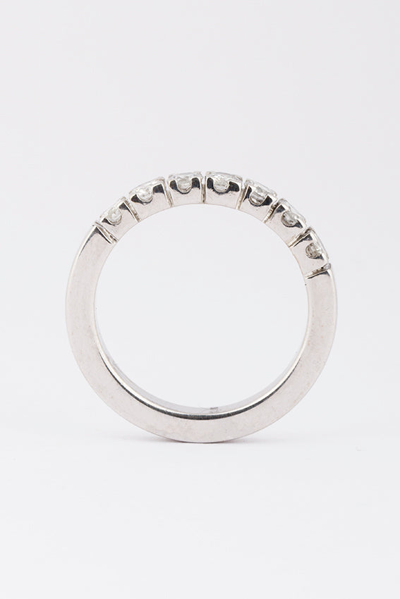 Wit gouden rij ring met 7 briljanten
