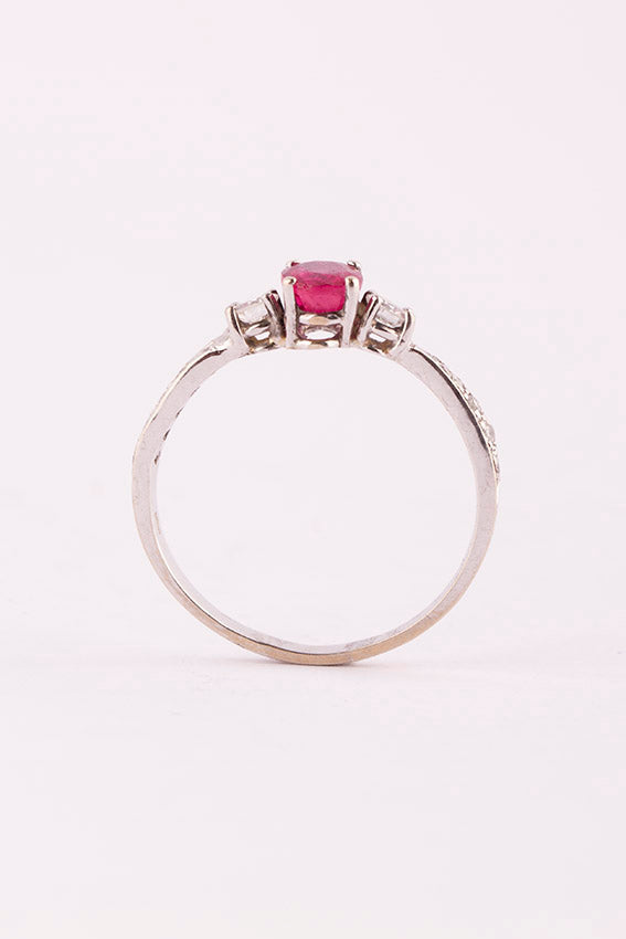 Wit gouden rij ring met robijn