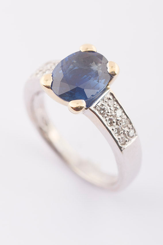 White/yellow gold ring with sapphire